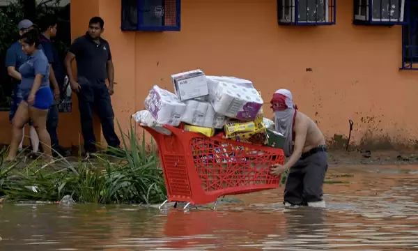 saqueos-acapulco-huracan-otis