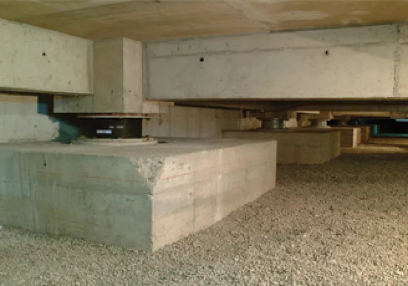  El aislamiento permite independizar el inmueble del movimiento del terreno, pues absorbe la fuerza del temblor, a modo de amortiguador. (Foto: Cortesía Sirve)