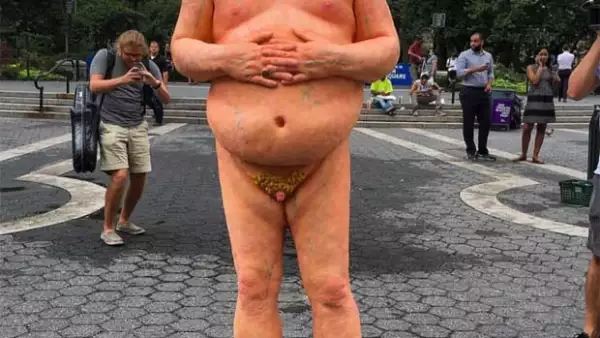 Después de que el grupo anarquista INDECLINE pusiera estatuas de Trump desnudo en varias ciudades de Estados Unidos, NY fue la primera en prohibirlas.