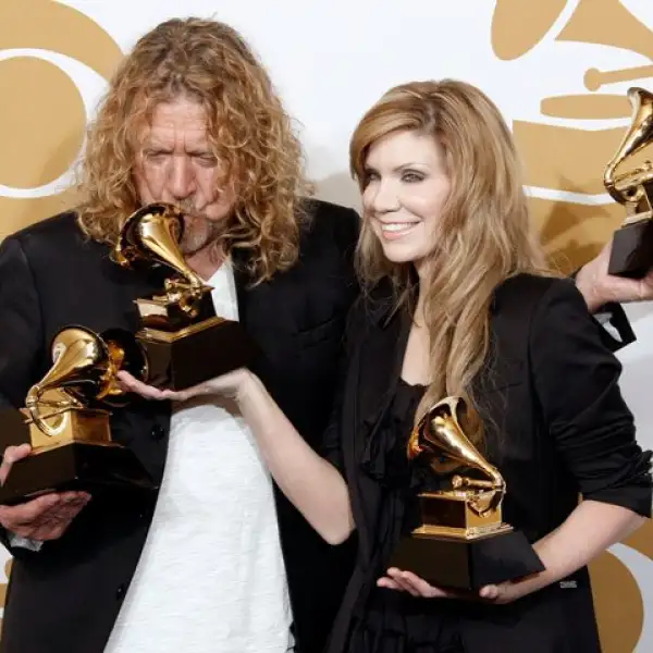 La agrupación inglesa Coldplay ganó tres premios Grammy. Pero quienes resultaron los triunfadores de la noche fue la dupla compuesta por el legendario líder Led Zeppelin, Robert Plant, y Allison Krauss, quienes lograron cinco gramófonos.