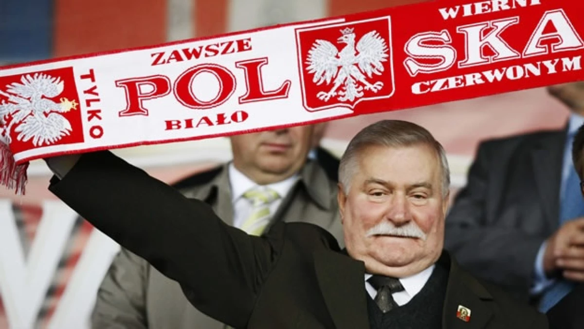 lech walesa en partido de futbol