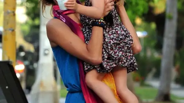 La modelo Alessandra Ambrosio viste de flores a su hija Anja Louise Mazur.