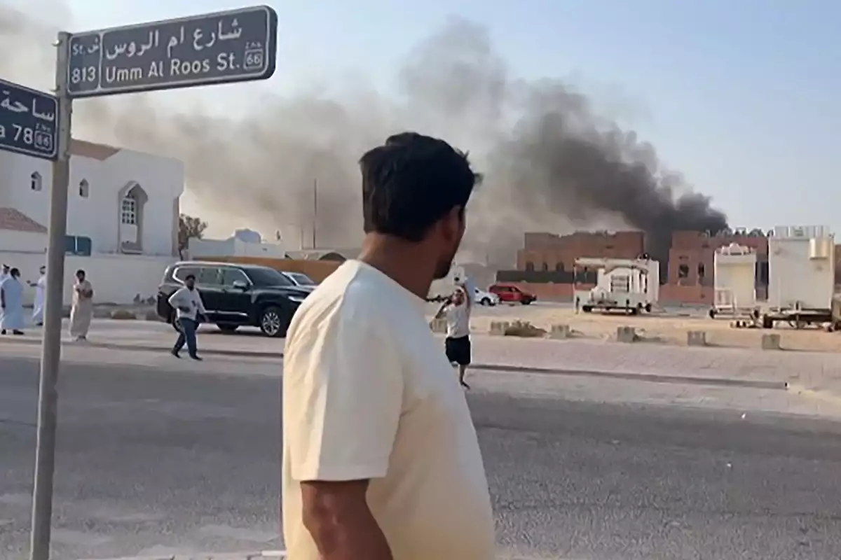 Este fotograma tomado de unas imágenes de AFPTV muestra a un hombre mirando el humo que se erma después de las explosiones en la capital de Doha, Qatar, el 9 de septiembre de 2025.