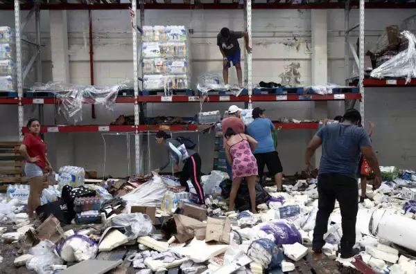 MEXICO-WEATHER-HURRICANE-OTIS-LOOTING