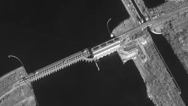 Una imagen satelital de Maxar muestra la hidroeléctrica de Kakhova en el río Dnieper, en el sur de Ucrania.