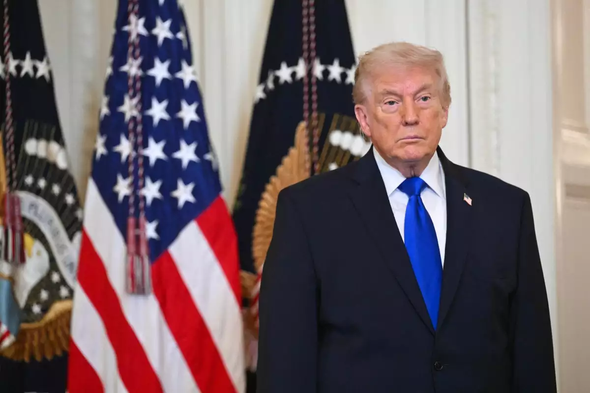 El presidente de los Estados Unidos, Donald Trump, observa durante la Ceremonia de Conmemoración de las Familias de Ángeles en la Sala Este de la Casa Blanca en Washington, DC, el 23 de febrero de 2026.
