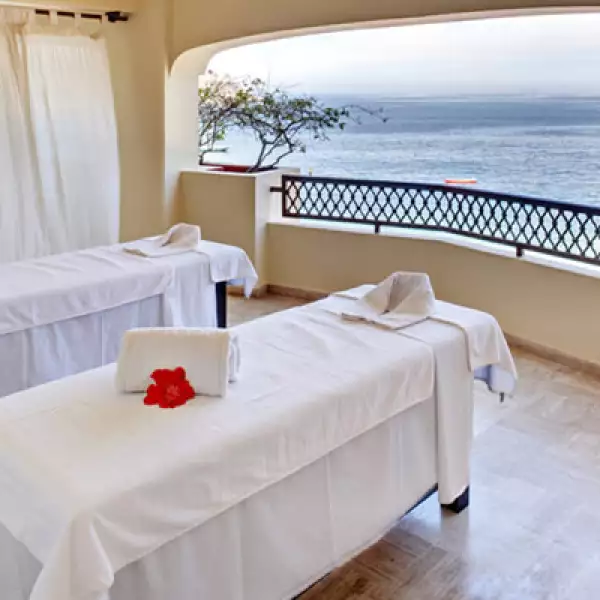 Además de proveer uno de los mejores tratamientos en la región, otros atractivos del hotel son gimasio, tenis, kayaks, clases de baile, snórkel, entre algunos más.