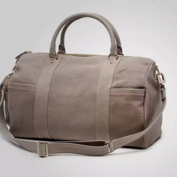 El diseñador italiano presentó accesorios para utilizar en esta próxima temporada invernal.