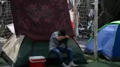 Un hombre desplazado después de los terremotos gemelos del 24 de junio toma una siesta en una silla en un campamento improvisado en el complejo deportivo José María Vargas en Maiquetia, estado de La Guaira, Venezuela, el 30 de junio de 2026. 