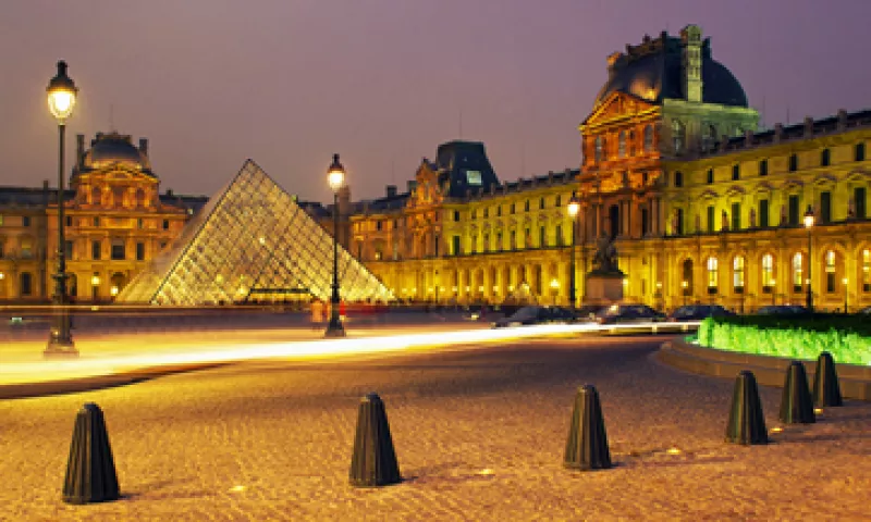 La Policía de París habitualmente patrulla los lugares más turísticos de la capital gala, como la torre Eiffel y el Louvre. (Foto: Getty Images)
