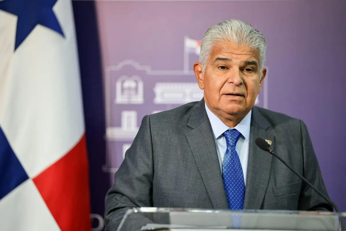 Foto de archivo difundida por la Presidencia de Panamá muestra al presidente de Panamá, José Raúl Mulino, hablando durante su conferencia de prensa semanal en Ciudad de Panamá el 6 de febrero de 2025. Mulino rechazó el jueves la afirmación de Estados Unidos de que negoció el libre paso de buques gubernamentales por el Canal de Panamá como una "falsedad absoluta".