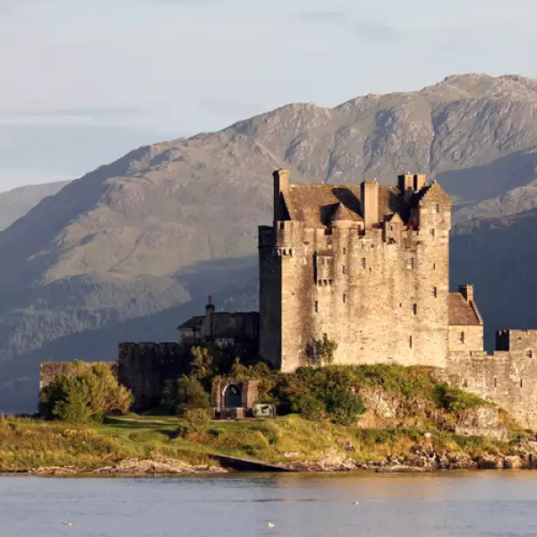 Otra belleza de Escocia. El castello esta rodeado de verde  y se encuentra al borde de un precipicio.
