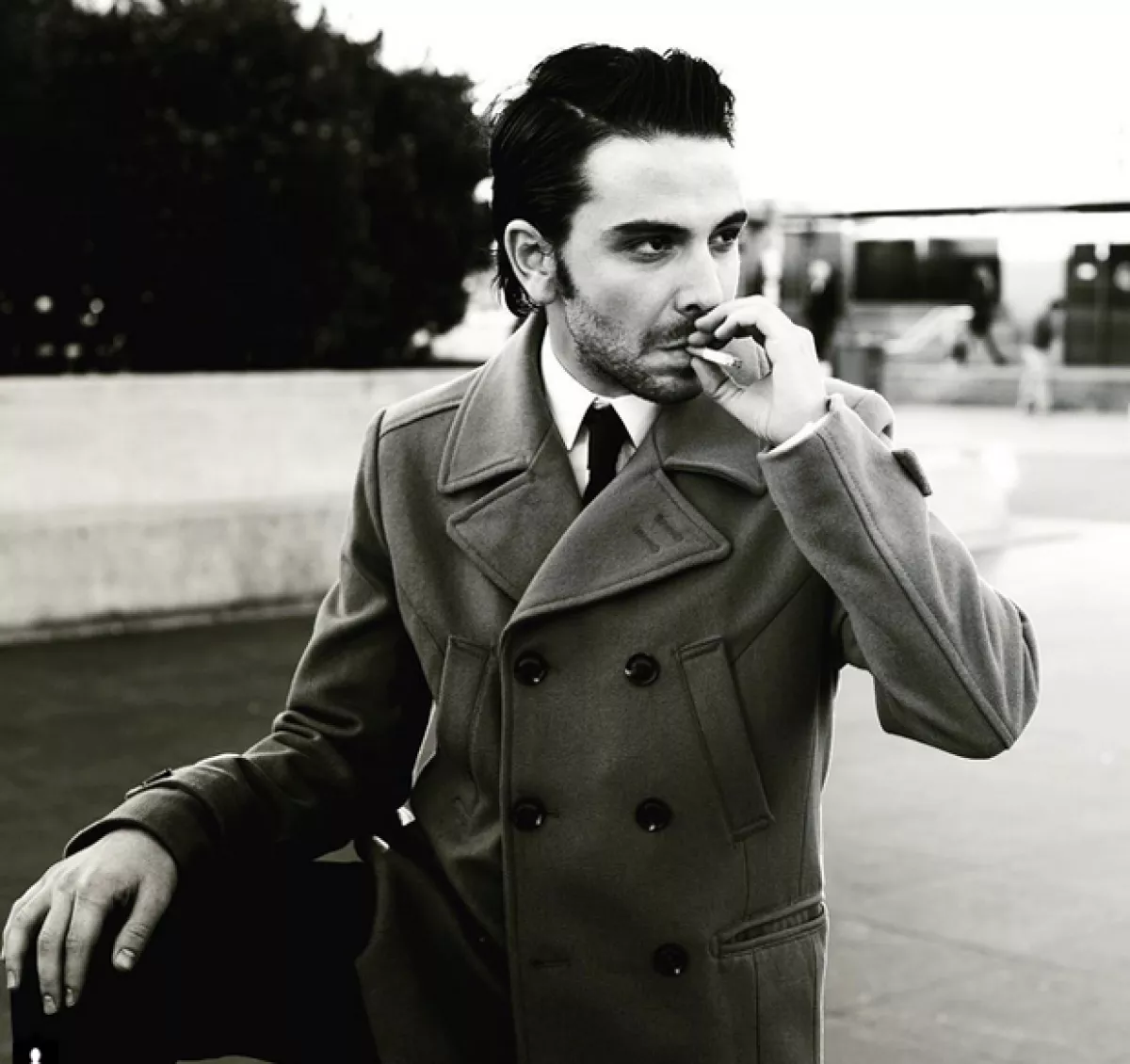 Los cigarros son el prop de preferencia en el Instagram de Juan Ugarte.