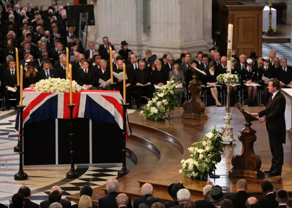 El primer ministro, David Cameron, leyendo una lectura religiosa.