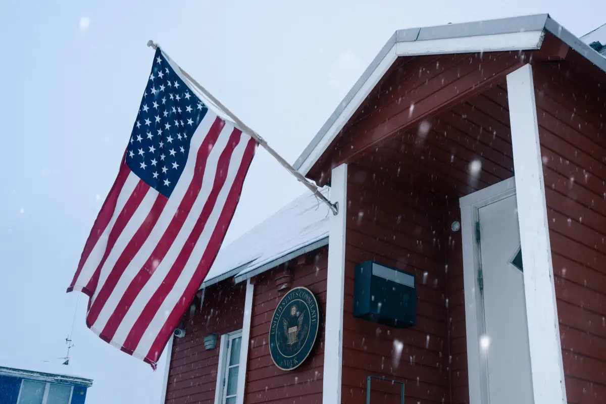La bandera estadounidense ondea frente al consulado de EEUU en Nuuk, Groenlandia, el 24 de marzo de 2025. 