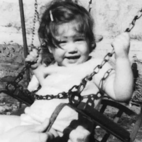 Era graciosa, parlanchina y vivaz. No pocas veces metió a sus padres en problemas por su atrevida lengua.