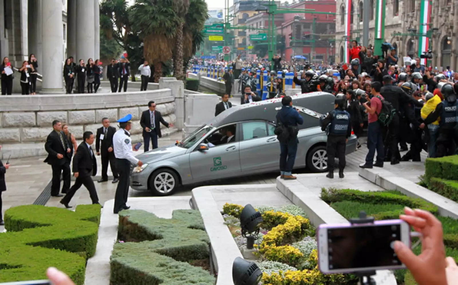 La carroza llegando con las cenizas de Juan Gabriel al Palacio de Bellas Artes.