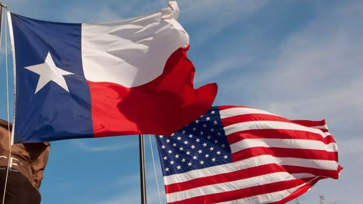 La bandera de Texas (izquierda) y la de Estados Unidos ondeando en un lugar de Dallas