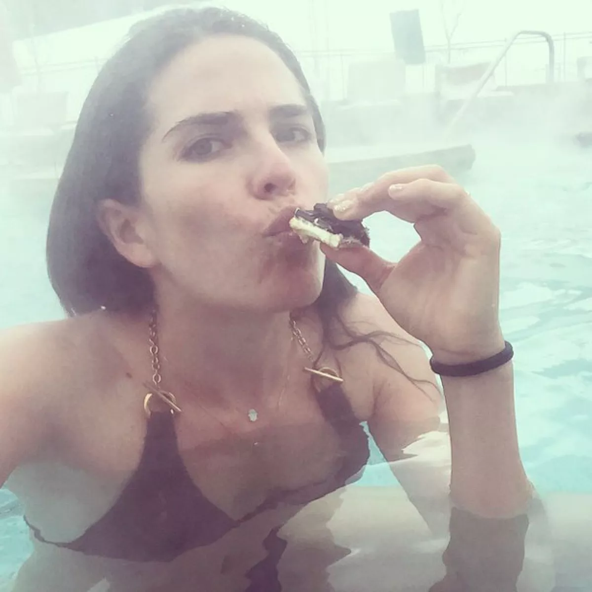 Además de esquiar con una de las personas más profesionales en dicho deporte, Karla se relajó en las aguas termales del lugar.