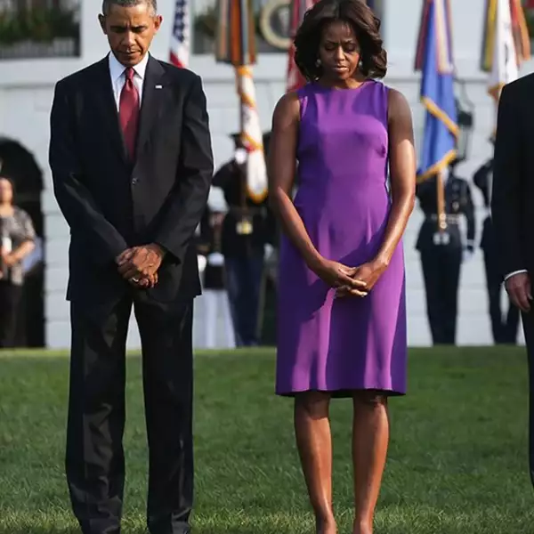 Impecable como siempre, Michelle asiste a una ceremonia con un vestido sin mangas color púrpura.