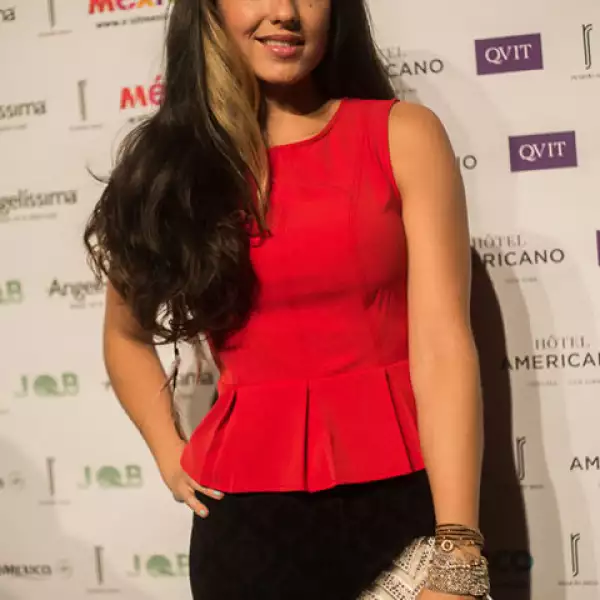 Como ya es costumbre, la actriz Bárbara Mori acompañó a su amigo Ricardo Seco.