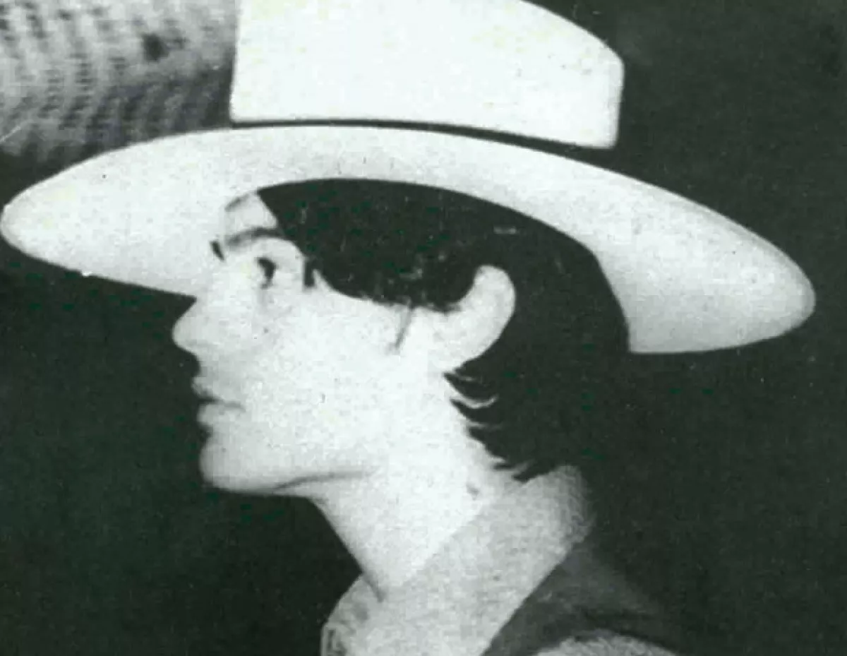 A los 15 años, Juan Gabriel aprendió a tocar guitarra en un Centro de Mejoramiento Infantil.