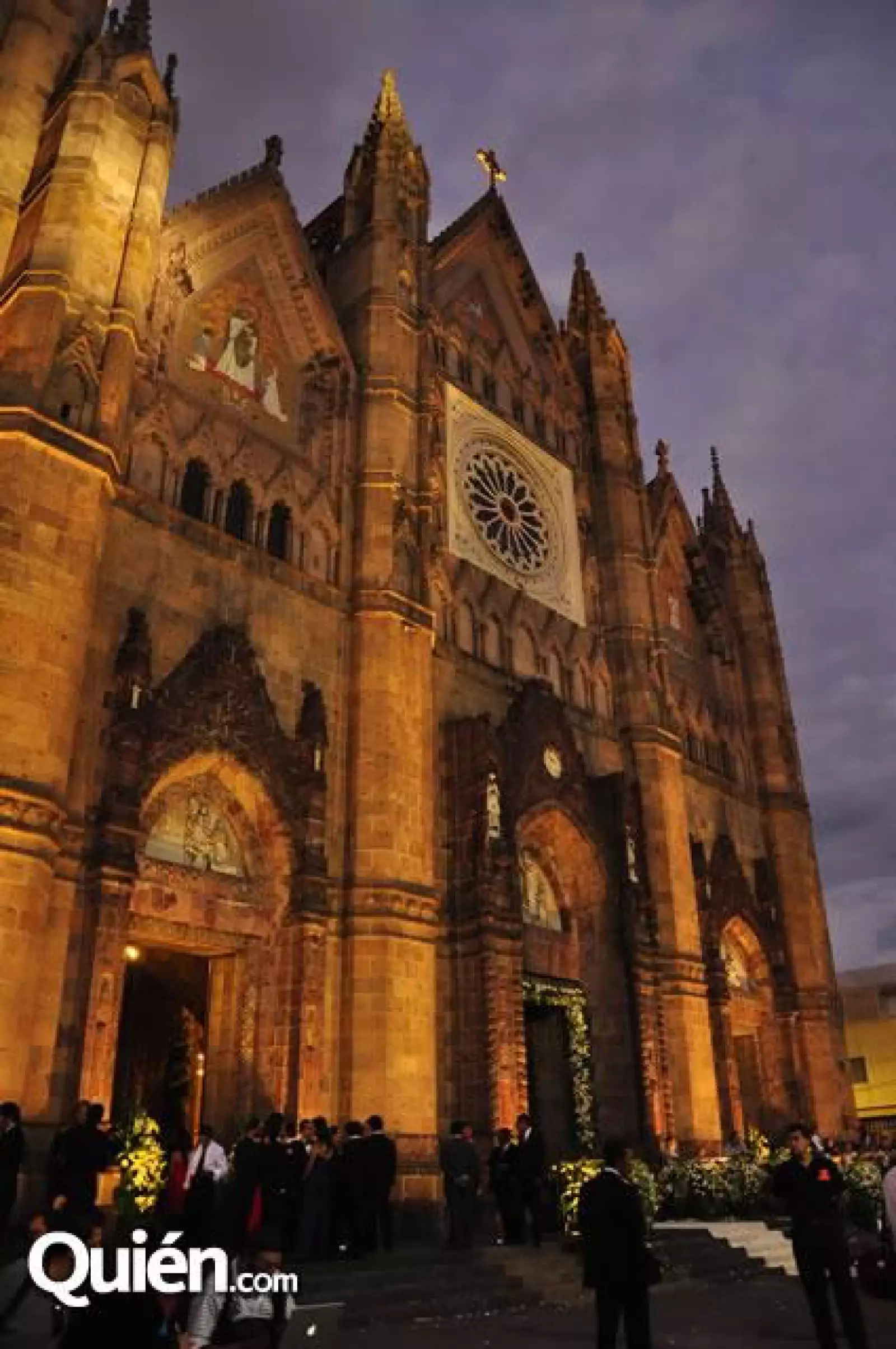 Templo Expiatorio del Santísimo Sacramento de noche, luego de que se celebrara la ceremonia religiosa.