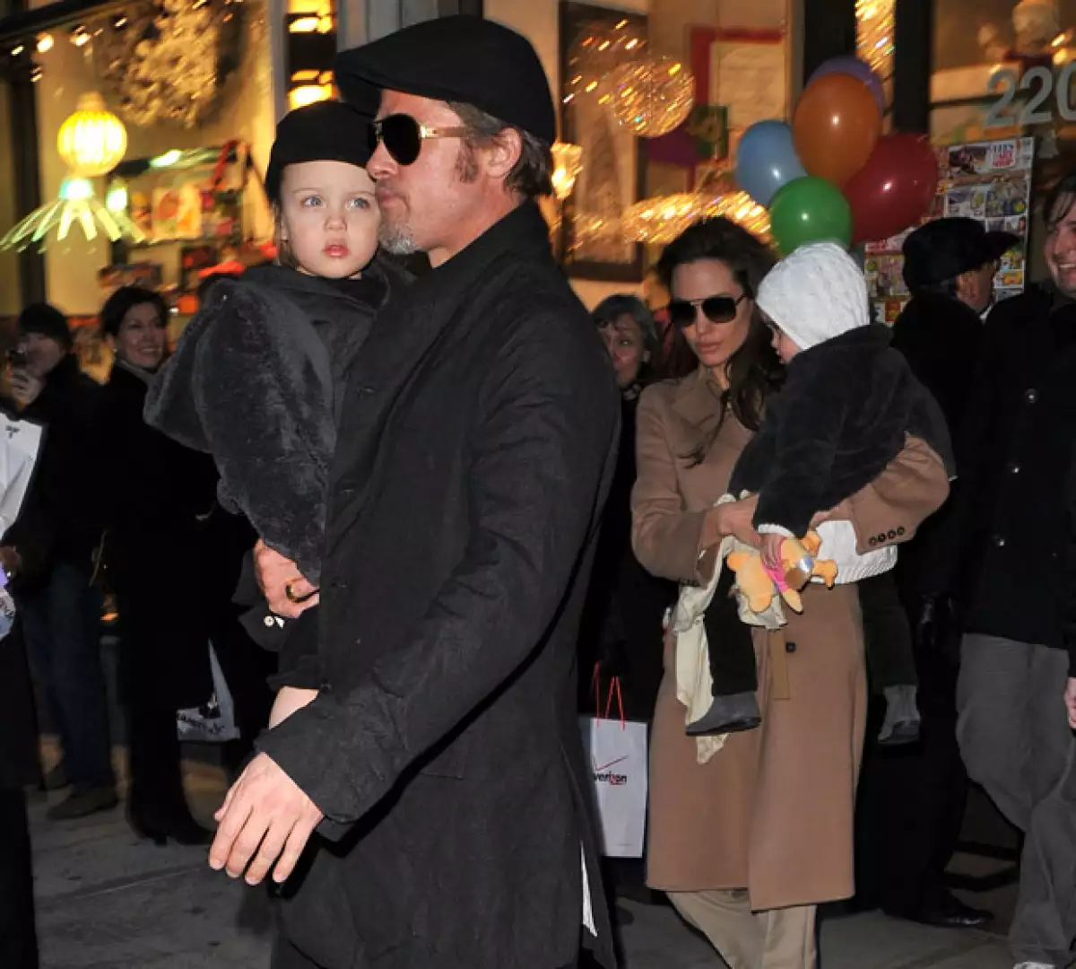 Los gemelos de Brad y Angelina cumplieron site años la semana pasada y lo celebraron en familia en una pista de patinaje.