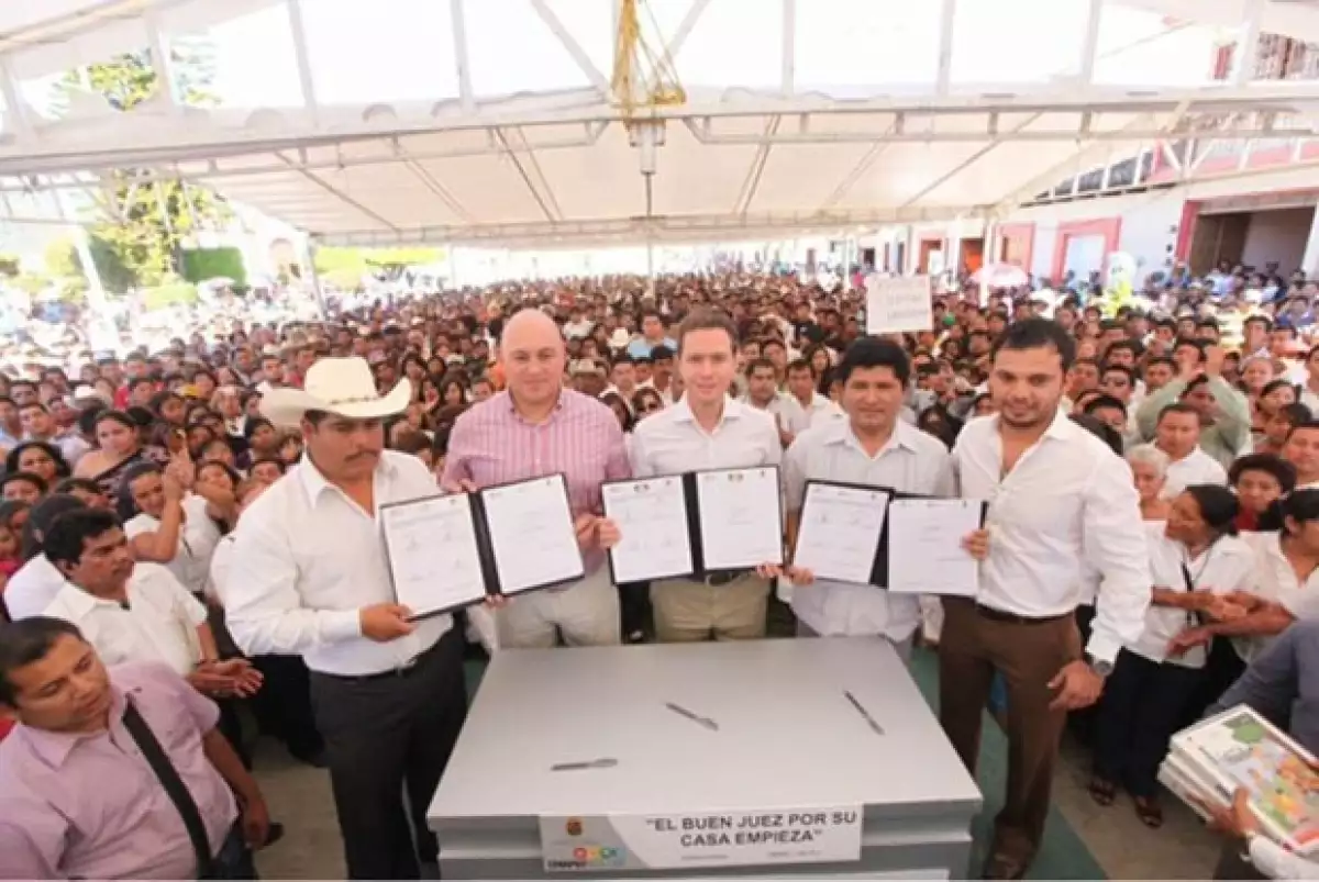 El gobernador de Chiapas asistió este martes a un evento en el que, durante su discurso, tuvo un malestar. Comunicación Social del estado informó que se encuentra en perfecto estado de salud.