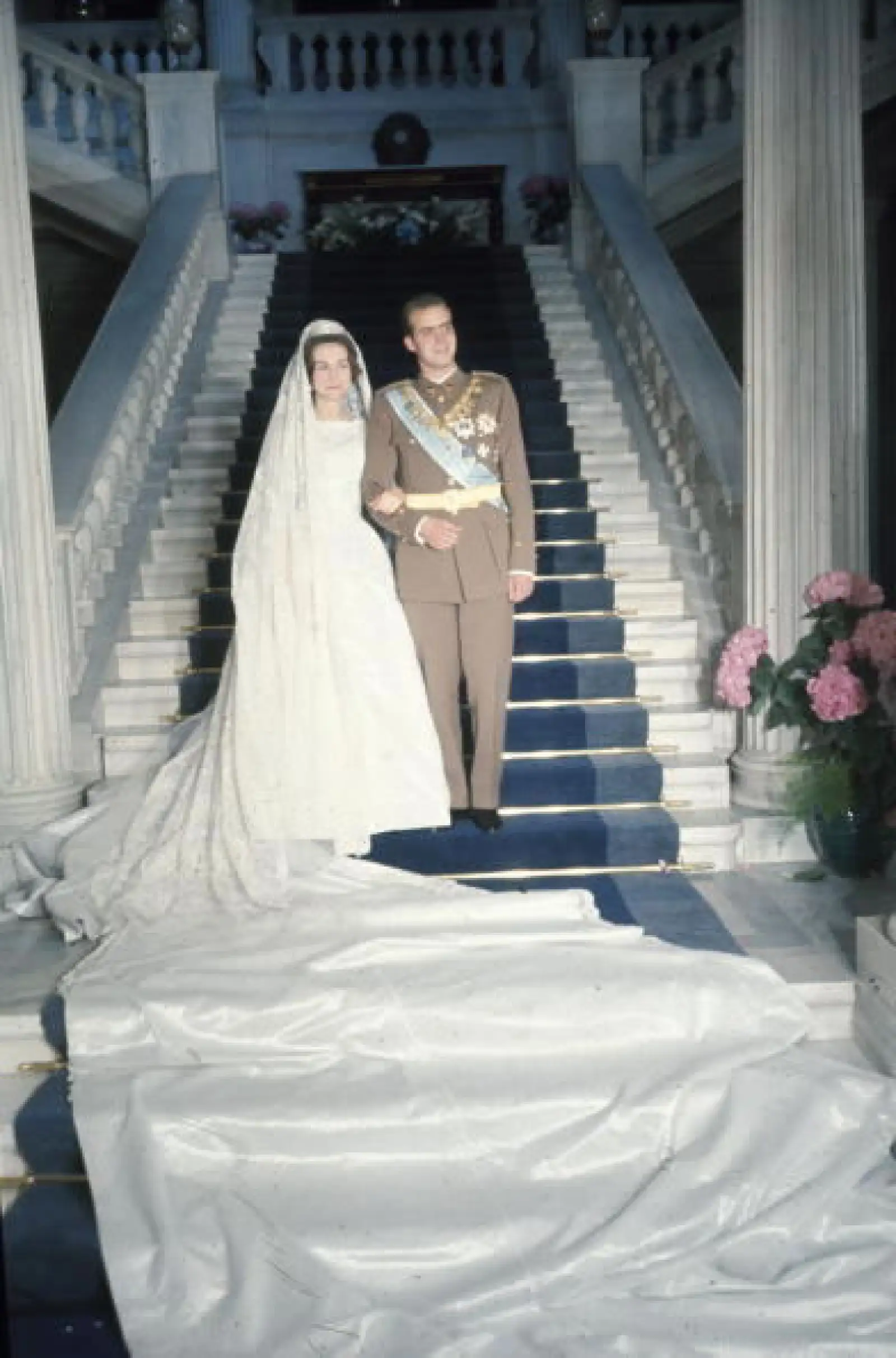 La reina Sofía de España en su matrimonio con Don Juan Carlos en un vestido de Jean Dessès.