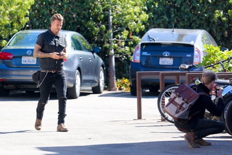 El look de Beckham quedó a la perfección con su día de paseo en moto. (A la derecha) Un fan tomaba una foto de su clásico modelo.