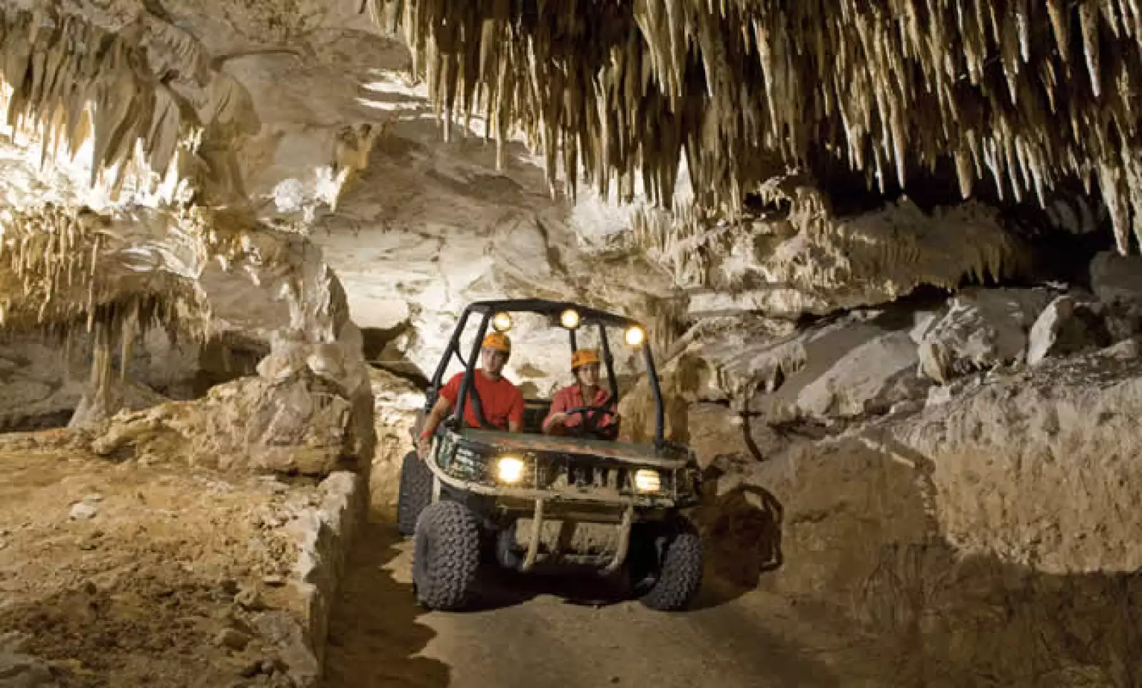 Con vehículos capaces de moverse a través del agua, recorrerás 2 circuitos de 5 km apreciando la naturelaza de la región.