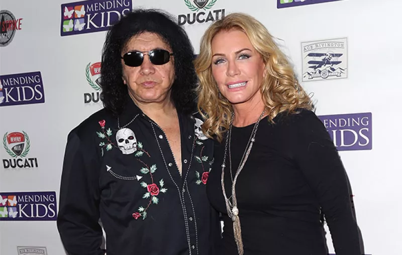 La policía de Los Ángeles ingresó a la casa del bajista de la banda KISS, cercana a Beverly Hills, como parte de una investigación por el delito de pornografía; sin embargo, él no es sospechoso.