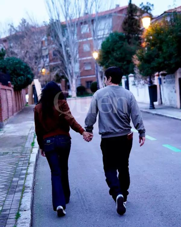 Aislinn Derbez y Mauricio Ochman tomados de la mano en Madrid