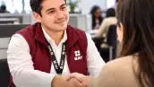 Un funcionario del SAT atiende a una contribuyente en oficinas que brindan atención. 