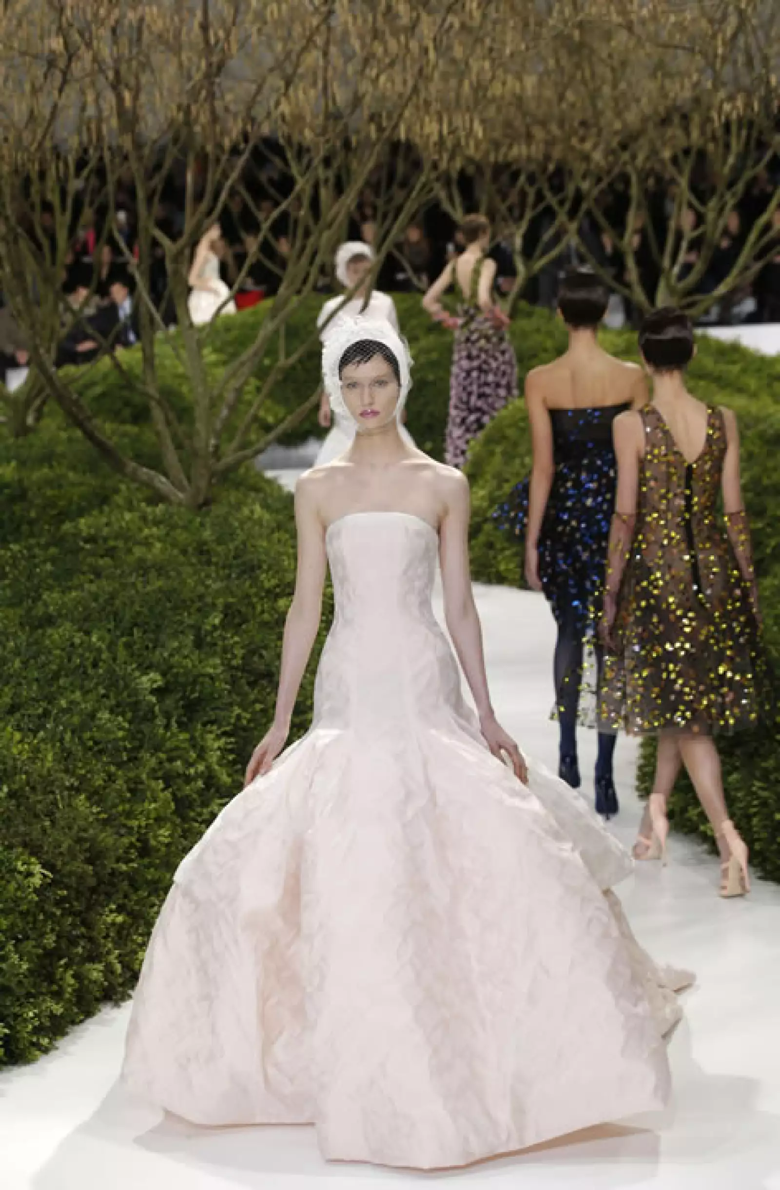 Vestidos corte sirena se destacaron con tocados en la cabeza.