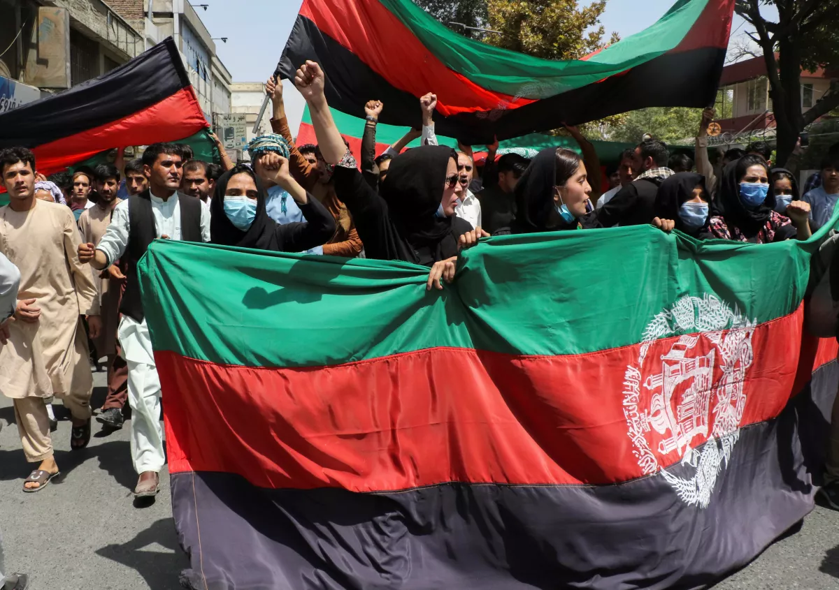 "Nuestra bandera, nuestra identidad", gritaba una multitud de hombres y mujeres ondeando enseñas nacionales negras, rojas y verdes en la capital, Kabul, según mostró un videoclip publicado en las redes sociales, en el día en que Afganistán celebra la independencia del control británico en 1919.