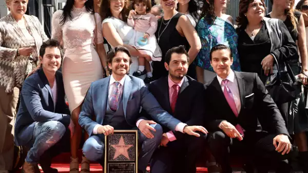 Al recibir su estrella de la fama en Hollywood, al papá de cuatro se le cortaba la voz al agradecerle a sus hijos el apoyo de sus hijos durante su carrera.