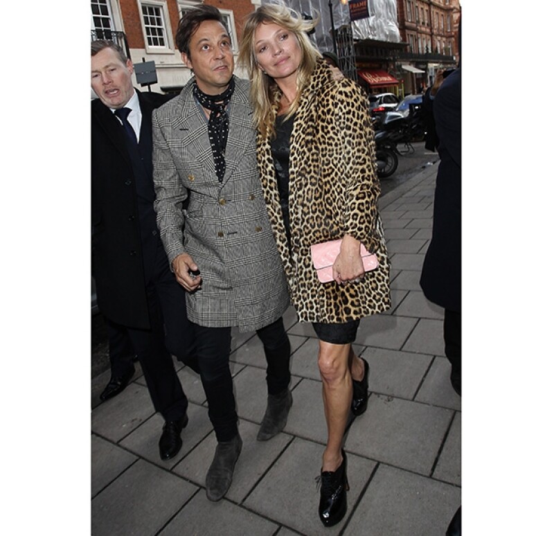 Kate Moss llegó acompañada de su esposo Jamie Hince a su fiesta de cumpleaños que duraría más de 10 horas.