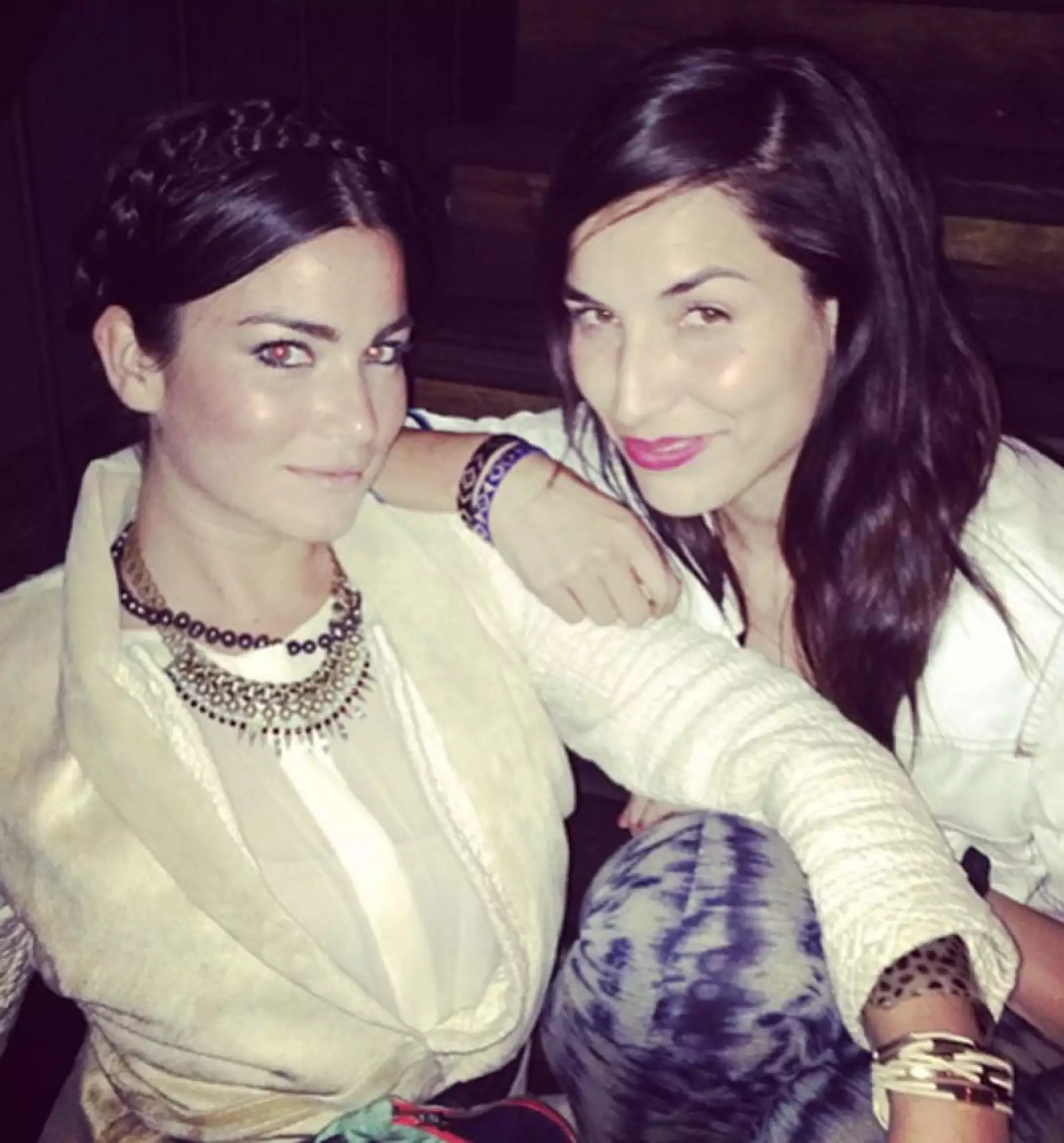 Victoria juega con varios elementos, como un peinado súper original y lo classy en su atuendo.