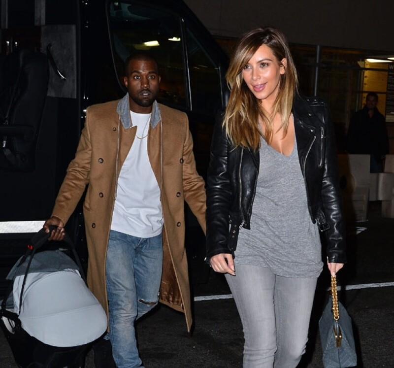Kanye fue el encargado de cargar a su bebé al restaurante.