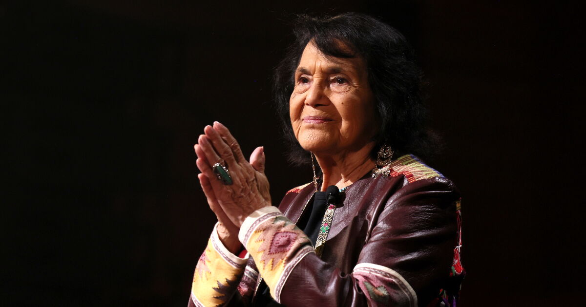 Muere Dolores Huerta a los 96 años; la sindicalista estadounidense de origen mexicano que acuñó la frase "Sí, se puede"