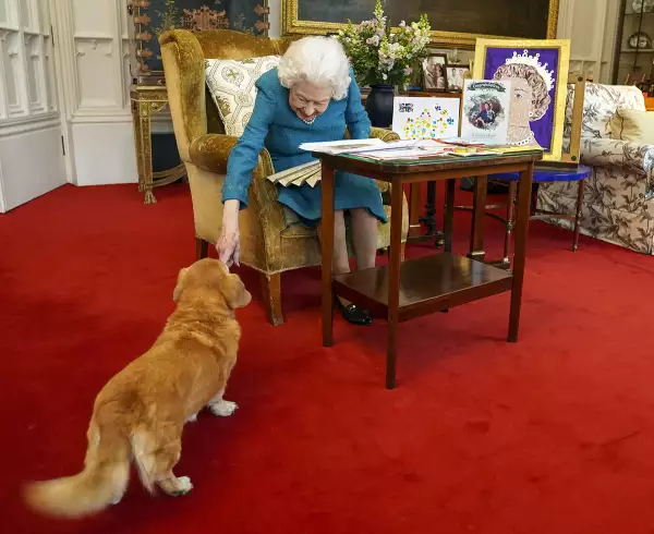 Queen Elizabeth II Views Commemorative Platinum Jubilee Items