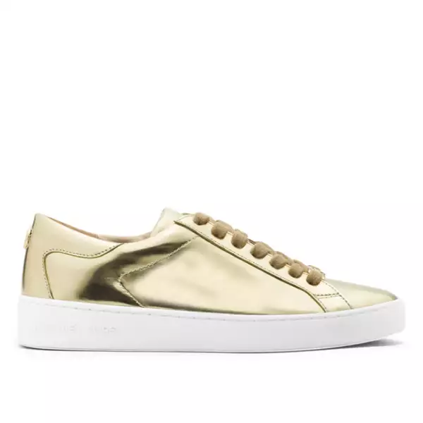 Michael Kors: Keaton Metallic Leather Sneaker. Ideales para caminar y lucir espectacular, estos sneakers de piel metálica son cómodos y perfectos para las viajeras. Precio aprox. 2,125 pesos. michaelkors.com