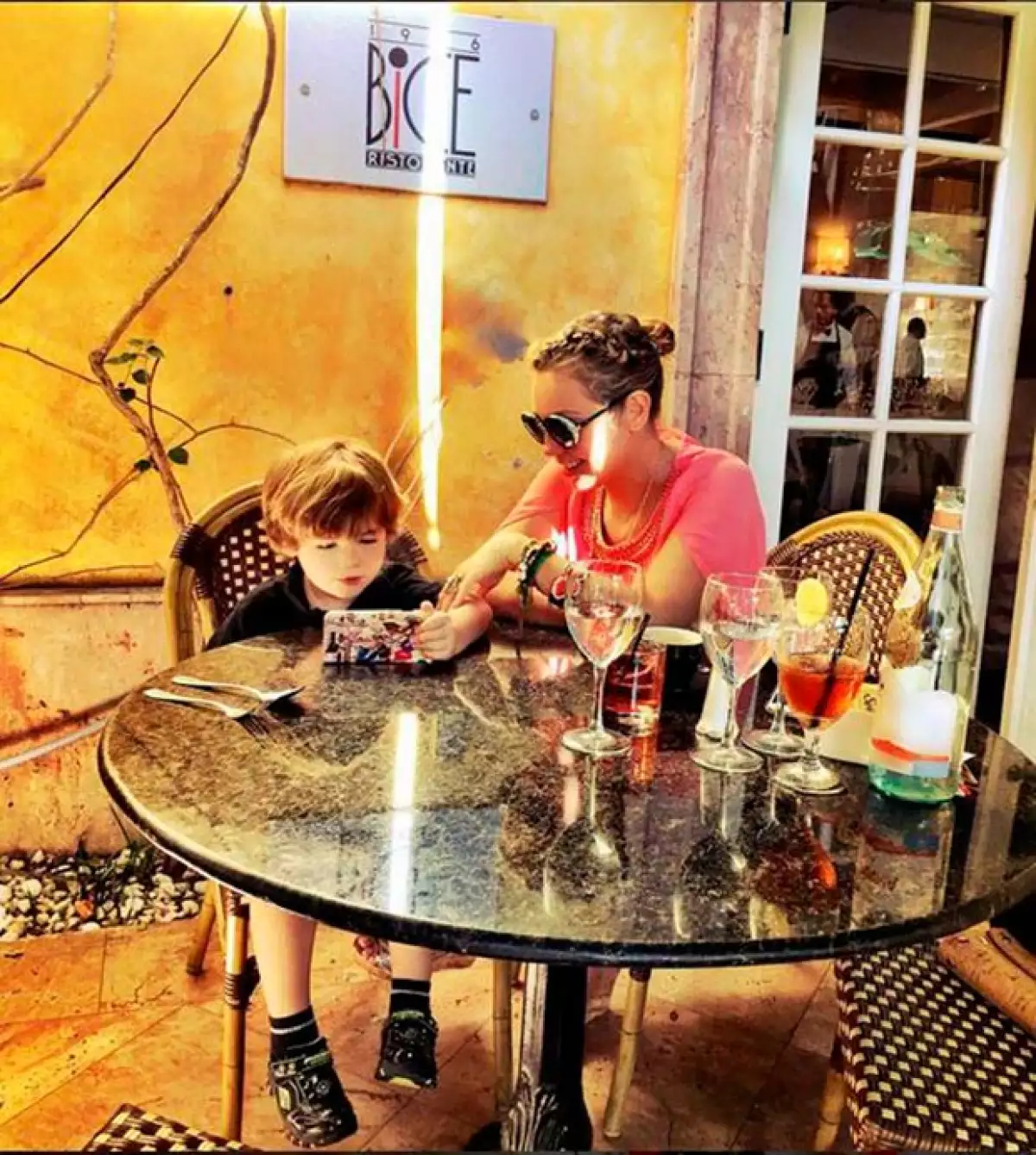 La cantante compartió esta foto en la que deja a la vista la cara de su hijo de cuatro años.