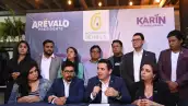 El congresista y líder del partido Semilla, Samuel Pérez (C-R), habla durante una conferencia de prensa en la Ciudad de Guatemala el 30 de agosto de 2023. El miércoles, la junta directiva del Congreso guatemalteco dejó sin autoridad al grupo parlamentario del presidente electo, Bernardo Arevalo, al cumplir con la suspensión del partido Semilla ordenada a instancias de la Fiscalía cuestionada.