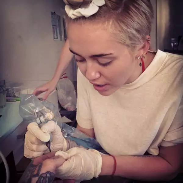 Miley Cyrus tatuó a su amigo Bang Bang una luna creciente.