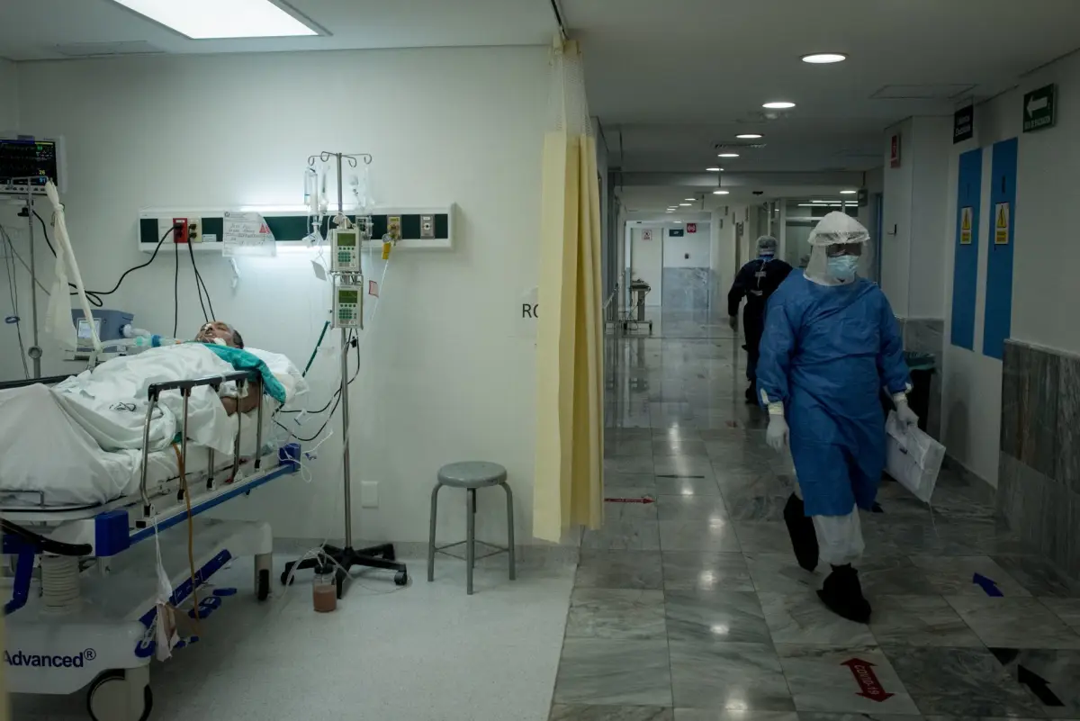 Médicos dan tratamiento de terapia intensiva a posibles casos de Covid-19