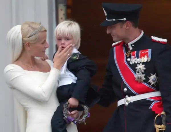 Matte el día de su boda con Haakon, acompañada por su hijo Marius.