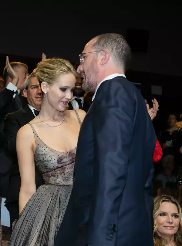 Jennifer Lawrence y Darren Aronofsky en la premiere de Mother!
